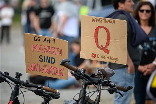 Schilder bei einer Protestkundgebung der Initiative «Querdenken 711» in Stuttgart.