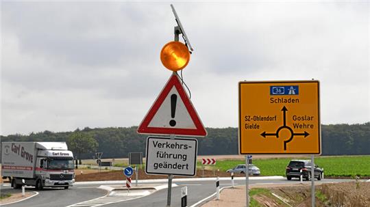 Schilder und Blinklicht weisen auf die geänderte Verkehrsführung hin. Foto: Gereke