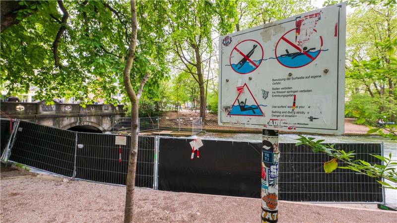 Schilder warnen vor der Gefahr an der Welle. 