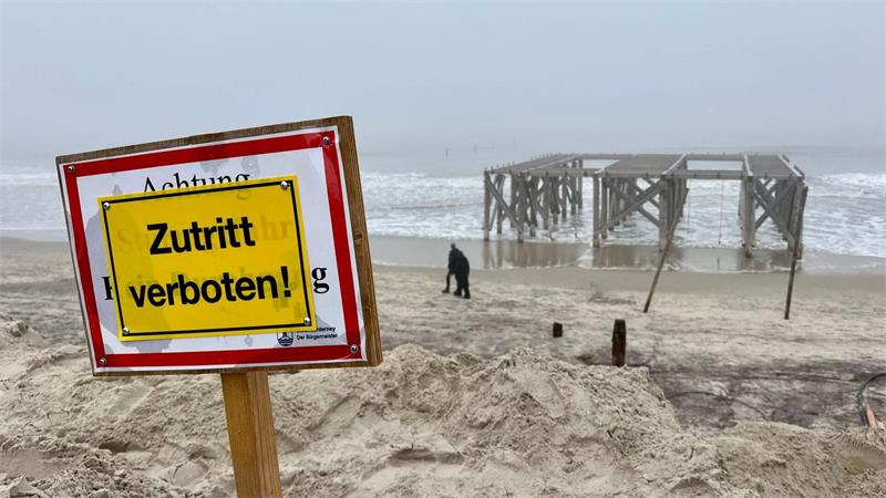 Schilder weisen wir hier auf Norderney auf die Sturmflutschäden hin. 