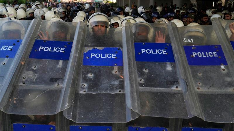 Bilder des Tages Schildwall: Pakistanische Polizisten beziehen Position am Rande eines pro-palästinensischen Marsches auf Islamabad.