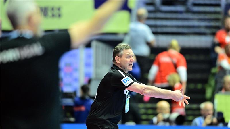 Revanche geglückt: Handballer erhöhen Halbfinal-Chancen Schimpfte oft an der Seitenlinie: Bundestrainer Alfred Gislason.