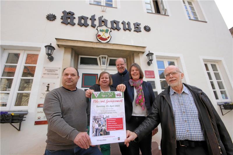 Schladen-Werlas Bürgermeister Andreas Memmert (hinten) stellt sich mit dem neuen Vorstand der Werbegemeinschaft (v.li.) Bodo Ebeling, Alexandra Ebeling, Gaby Krüner und Hartmut Krüner vor dem Rathaus der Stadt zum Gruppenbild auf. Foto: Gereke