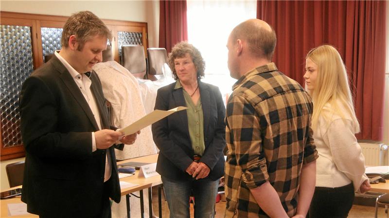 Was die Gielder an der hausärztlichen Versorgung kritisieren Schladen-Werlas Bürgermeister Martin Schulze verliest im Beisein von Ortsbürgermeisterin Friederike Fiebig die Entlass- und Ernennungsurkunde für Adrian Bothe und Luisa Marschall.