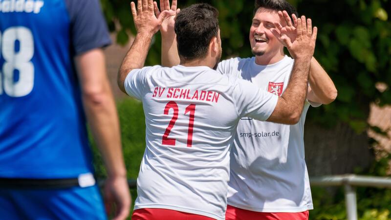 Schladens Fabio Zöfelt (r.) holt sich die Glückwünsche von Mahmut Sar nach dem Treffer zum 3:0 ab. Am Ende macht der Meister der Staffel 3 das halbe Dutzend voll. 