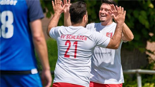 Schladens Fabio Zöfelt (r.) holt sich die Glückwünsche von Mahmut Sar nach dem Treffer zum 3:0 ab. Am Ende macht der Meister der Staffel 3 das halbe Dutzend voll. 