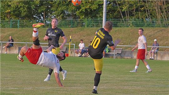 Schladens Mahmut Sar hat auch mit diesem Fallrückzieher kein Glück: Der Nordharzligist kassiert in der Erstrundenpartie beim klassentieferen SV Rammelsberg eine 0:9-Niederlage.