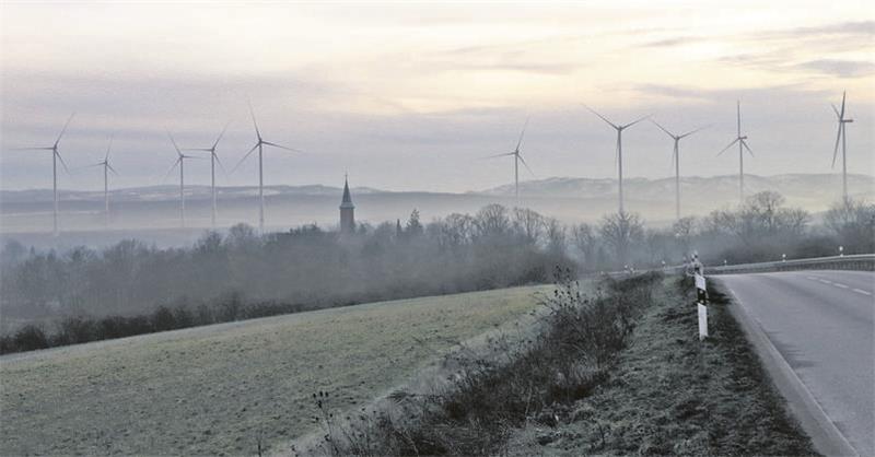 Windpark Beuchte: Ab März sollen sich die Rotoren drehen Schladens Panorama hat sich verändert: Bislang erheben sich zehn Windenergieanlagen vor den Harzbergen – weitere kommen hinzu.