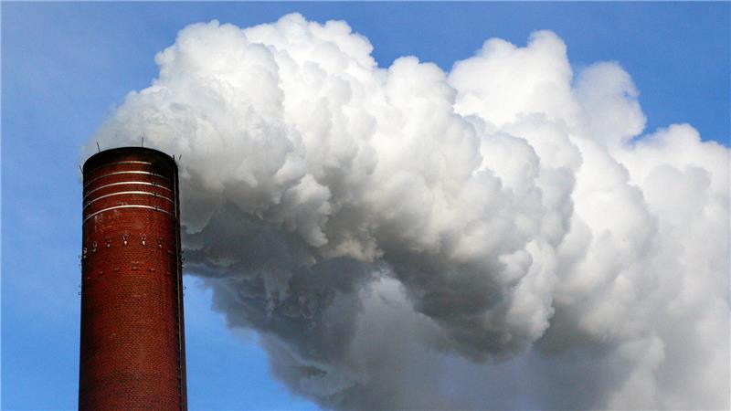 Dampf quillt aus einem Schornstein.