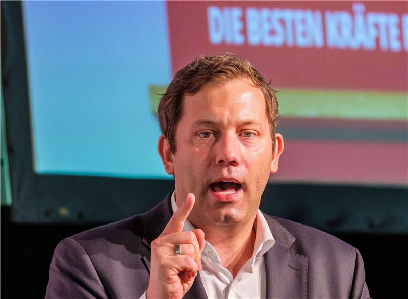 SPD verteidigt Vorstoß gegen das Ehegattensplitting Schlägt statt der Einsparungen beim Elterngeld die Abschaffung des Ehegattensplittings für neue Ehen vor: Lars Klingbeil.