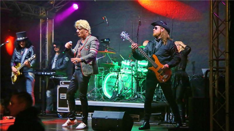 Die Band steht auf der Bühne, der Sänger verkleidet als Schlagersänger Matthias Reim.