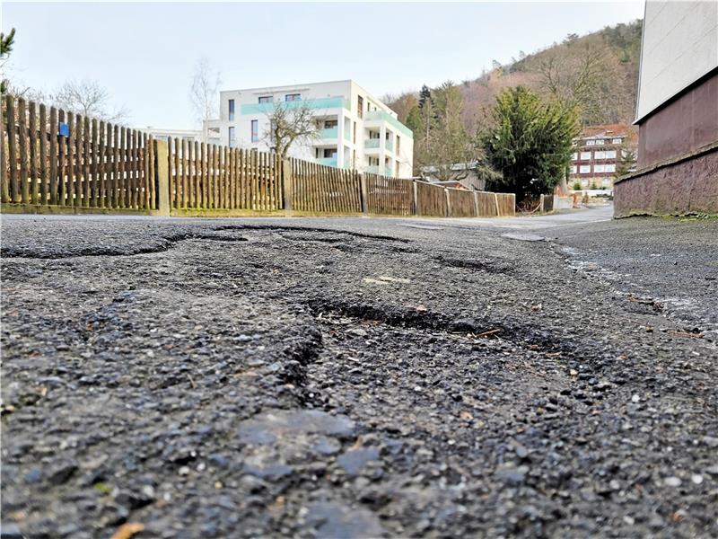 Schlaglöcher in den Straßen, die für Rollstuhlfahrer zu schier unüberwindbaren Gräben werden: Auch das könnten Themen sein, mit denen sich der oder die städtische Behindertenbeauftragte künftig beschäftigt. Fotos: Exner/Pixabay