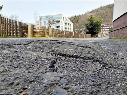 Schlaglöcher in den Straßen, die für Rollstuhlfahrer zu schier unüberwindbaren Gräben werden: Auch das könnten Themen sein, mit denen sich der oder die städtische Behindertenbeauftragte künftig beschäftigt. Fotos: Exner/Pixabay