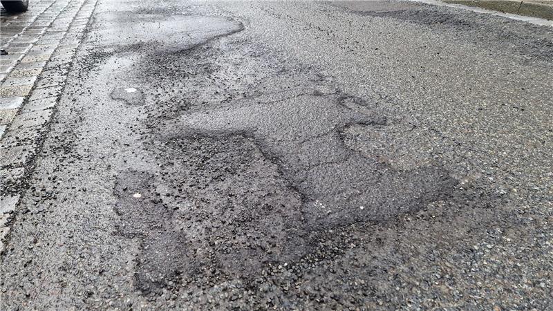 Eine Straße mit Unebenheiten.