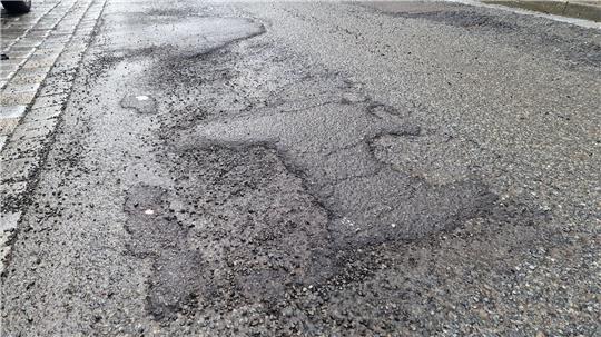 Eine Straße mit Unebenheiten.