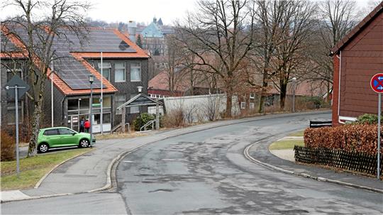 Schlaglöcher so weit das Auge reicht: Die Berliner Straße in Clausthal-Zellerfeld wird ab Montag saniert. Foto: Neuendorf