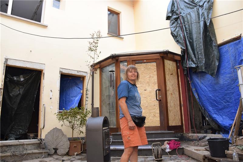 So geht es dem Weindorf Dernau nach der Flut im Ahrtal Schlamm raus, Estrich raus, Putz abschlagen: Katrin Zetsche-Josten im August 2021 im Innenhof ihres Hauses. Foto: Kleine