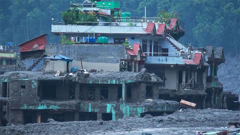 „Nichts ist mehr übrig“: Pilger-Paradies wird zur Todesfalle Schlamm und Geröll bedecken das Katastrophengebiet.