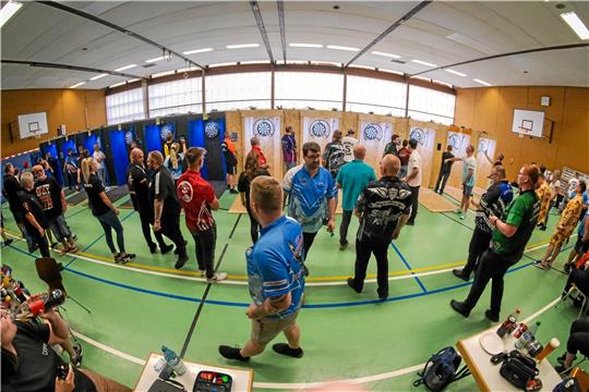 Schlange stehen für den nächsten Wurf. Im Doppel am Sonntag geht es vor den Scheiben Pfeil um Pfeil. Die hellen Wurfstände auf der rechten Seite hat der Verein für dieses Turnier neu gebaut. Fotos: Drechsler