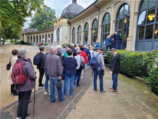 Schlange stehen für einen möglichen Umzug nach Bad Harzburg? Bürgermeister Ralf Abrahms (rechts oben) begrüßt an der Wandelhalle alle Gäste persönlich mit Handschlag. Fotos: Exner