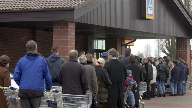 Aldi-PC kommt ins Haus der Geschichte Schlangestehen für einen Aldi-PC. (Archivbild)