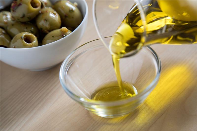Olivenöl wird knapp, teuer und beliebtes Diebesgut Schlechte Ernte treibt die Preise für Olivenöl in die Höhe.