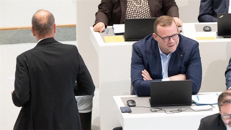 Schledde reagiert auf eine Rede des früheren AfD-Fraktionschefs und heute fraktionslosen Abgeordneten Stefan Marzischewski-Drewes (links).