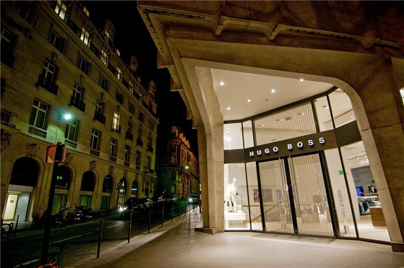 Luxusläden drängen sich vor Olympia auf Champs-Élysées Schlendern, bummeln, einkaufen: Monatlich kommen mehr als eine Million Besucher in die Champs-Élysées in Paris.