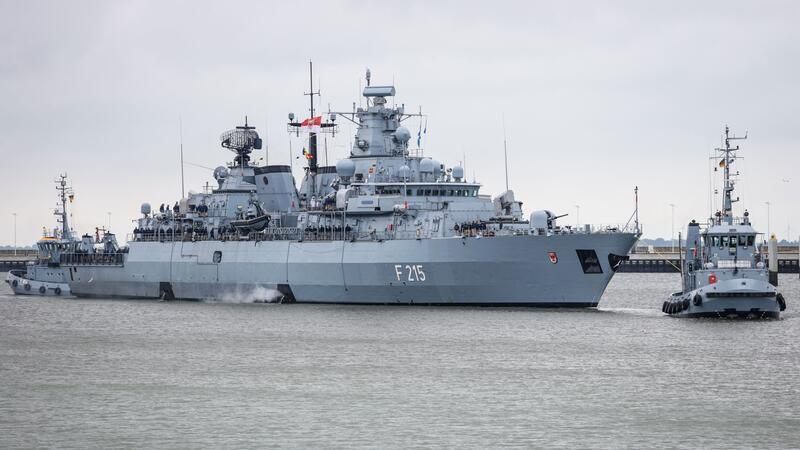 Fregatte „Brandenburg“ zurück von UN-Einsatz im Mittelmeer Schlepper bringen die Fregatte zurück.