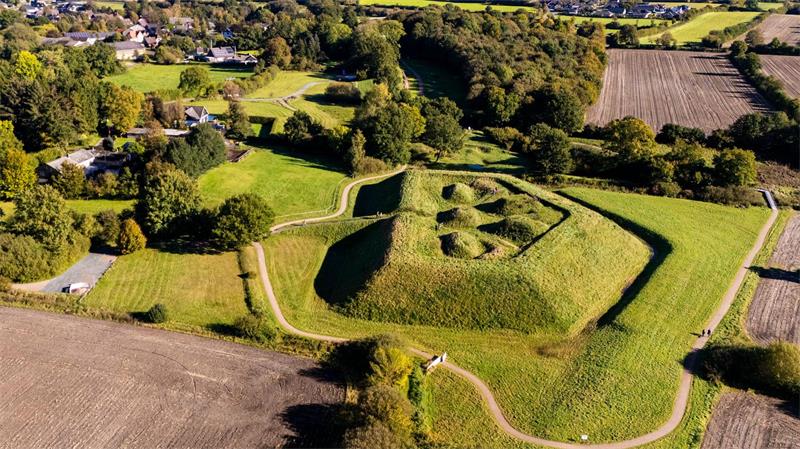 Schleswig Archäologischer Park: neue Cortenstahlbrücke im Unesco-Welterbe Haithabu und Danewerk verbindet Wege