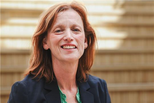 Schleswig-Holsteins Bildungsministerin Karin Prien schaut in die Kamera.