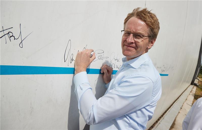 Umstrittener Partysong „Layla”: Günther verteidigt Mitsingen Schleswig-Holsteins Ministerpräsident Daniel Günther (CDU) sang auf der Bühne im vollen Bayernzelt auf der Kieler Woche den sexistischen Partyhit «Layla» mit.
