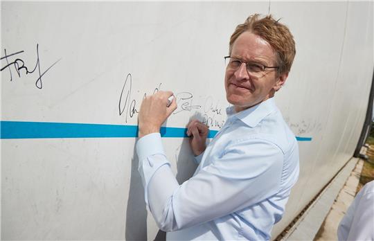 Schleswig-Holsteins Ministerpräsident Daniel Günther (CDU) sang auf der Bühne im vollen Bayernzelt auf der Kieler Woche den sexistischen Partyhit «Layla» mit.