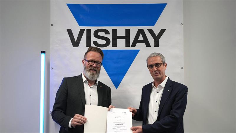 Schleswig-Holsteins Wirtschaftsminister Claus Ruhe Madsen überreicht den Förderbescheid von rund 215 Millionen an Roy Shoshani (r), Executive Vice President und Chief Operating Officer (COO) der Vishay Intertechnology, Inc. 