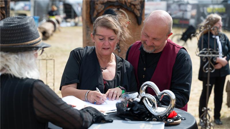 Schließen den Bund fürs Leben: Trauung auf dem Festivalgelände.