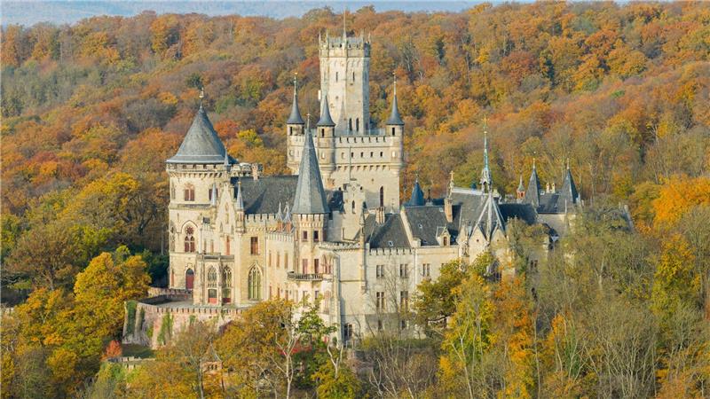 Smarter Weltstar aus Köln: Damian Hardung aus „Maxton Hall“ Schloss Marienburg bei Hannover verwandelt sich in „Maxton Hall“ in ein britisches Eliteinternat.