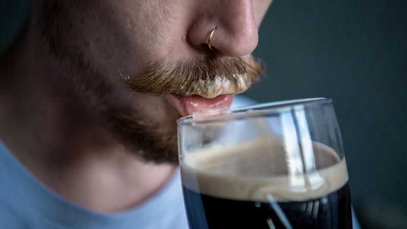 Wie Bier die Gesundheit und das Körpergewicht beeinflusst Schluck um Schluck: Alkohol ist schon in geringen Menschen schädlich.
