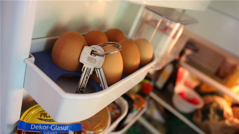 Schlüssel im Kühlschrank? Betroffene einer Demenz neigen dazu, Gegenstände an ungewöhnlichen Stellen zu verlegen.