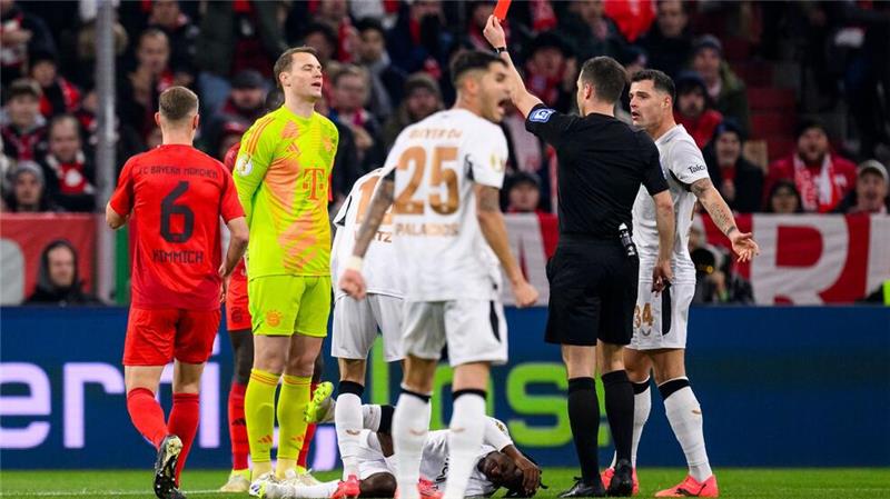 „Ein heißer Tanz“: Kompany muss Taktik-Genie Alonso knacken Schlüsselszene im Pokal-Duell: Bayern-Torwart Manuel Neuer sieht die Rote Karte nach einem Foul außerhalb des Strafraums.
