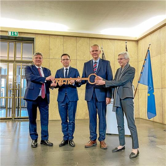 Schlüsselübergabe im Wissenschaftsministerium: Joachim Schachtner (links) ist jetzt Staatssekretär im Ministerium von Falko Mohrs (2. von links). Bis gestern waren Minister Björn Thümler und Staatssekretärin Sabine Johannsen im Amt.  Foto: MWK