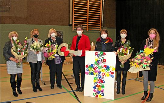 Schlüsselübergabe mit vielen Blumensträußen: Carola Wickner (von links), Urte Schwerdtner, Swenja Niemeyer, Sandra Keiber, Tanja Torke, Sylvia Kempe, Silvia Lehne. Foto: Hohaus