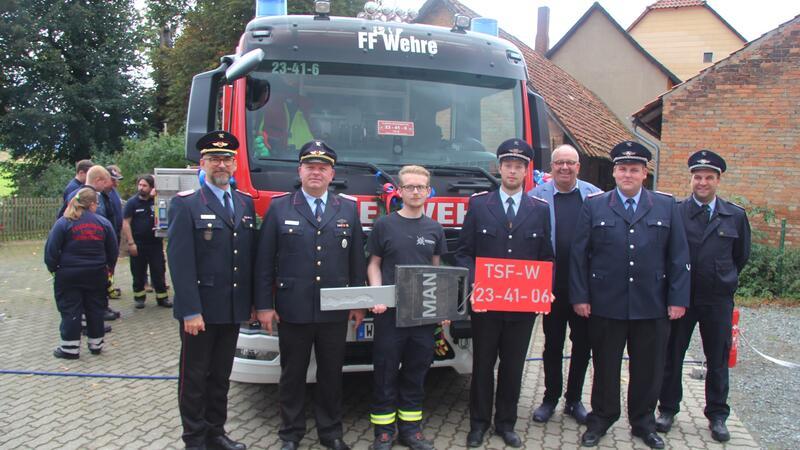 Wehrer Feuerwehr bekommt neues TSF-W Schlüsselübergabe: (v.l.) Florian Graf, Alexander Steek, Lukas Nicolaus, Tim Ecklebe, Michael Hausmann, Luca Riethus, Daniel Zalesinski.