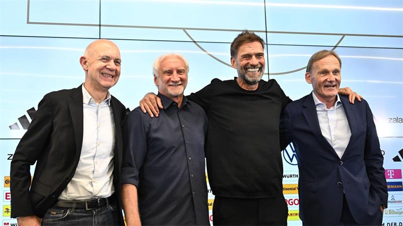 Schlussbild der DFB-Viererkette mit Präsident Bernd Neuendorf, Sportdirektor Rudi Völler, Bundestrainer Jürgen Klopp sowie Ligapräsident und DFB-Vize Hans-Joachim Watzke (von links).