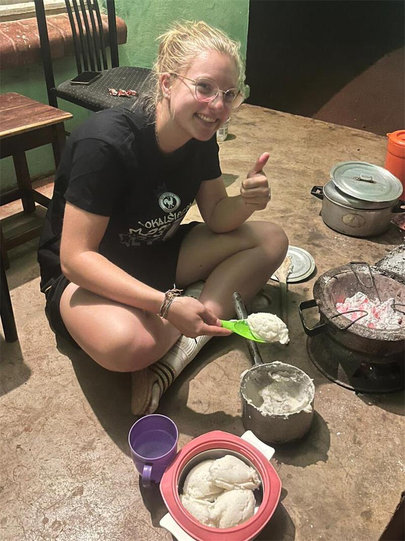 Amalia Saupe (19) aus Goslar trainiert ein Mädchenteam in Afrika Amalia Saupe freut sich, dass ihr der Maisbrei Nshima bei der ersten Zubereitung gelungen ist und schmeckt.