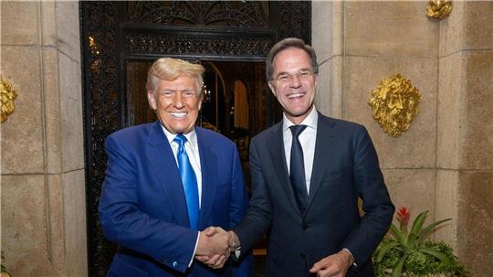 Schmeicheleien von Rutte (r) finden in Trump einen gewogenen Empfänger. (Archivbild)