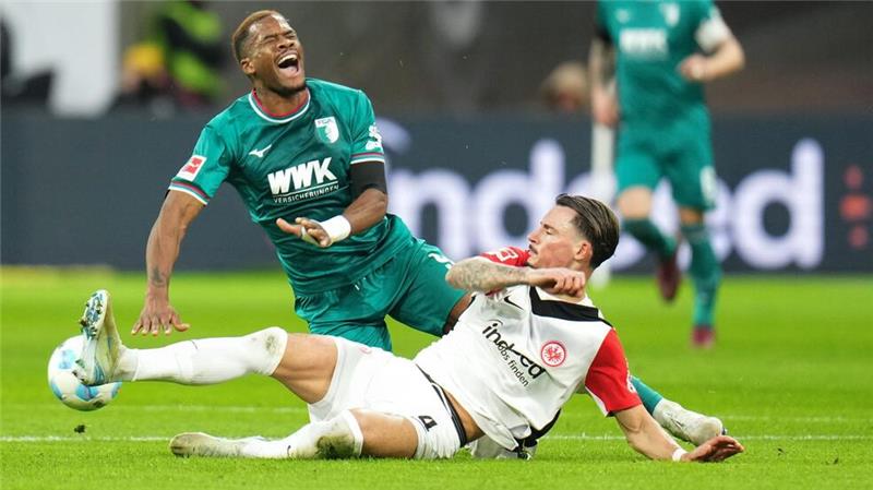 Nur 2:2 gegen Augsburg: Eintracht nicht in der Spur Schmerzen, aber auch ein Tor: Augsburgs Samuel Essende
