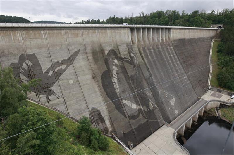 Kunst mit Kärcher: Reverse-Graffiti an der Rappbode-Staumauer Schmetterlinge schmücken die Staumauer der Rappbodetalsperre bei Elbingerode. Mit 100 Metern gilt sie als die höchste Staumauer Deutschlands.