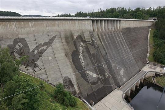 Schmetterlinge schmücken die Staumauer der Rappbodetalsperre bei Elbingerode. Mit 100 Metern gilt sie als die höchste Staumauer Deutschlands.