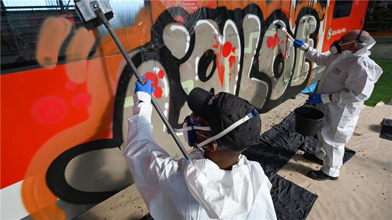 Schmierereien verursachen Millionen-Schäden bei der Bahn. (Archivbild)