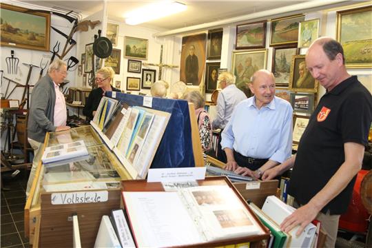 Schmökern in alten Fotoalben birgt viel Erinnerungswert. Bei den Besuchern im Othfresener Heimatmuseum kommen die 2000 Exponate gut an. Foto: Leifeld